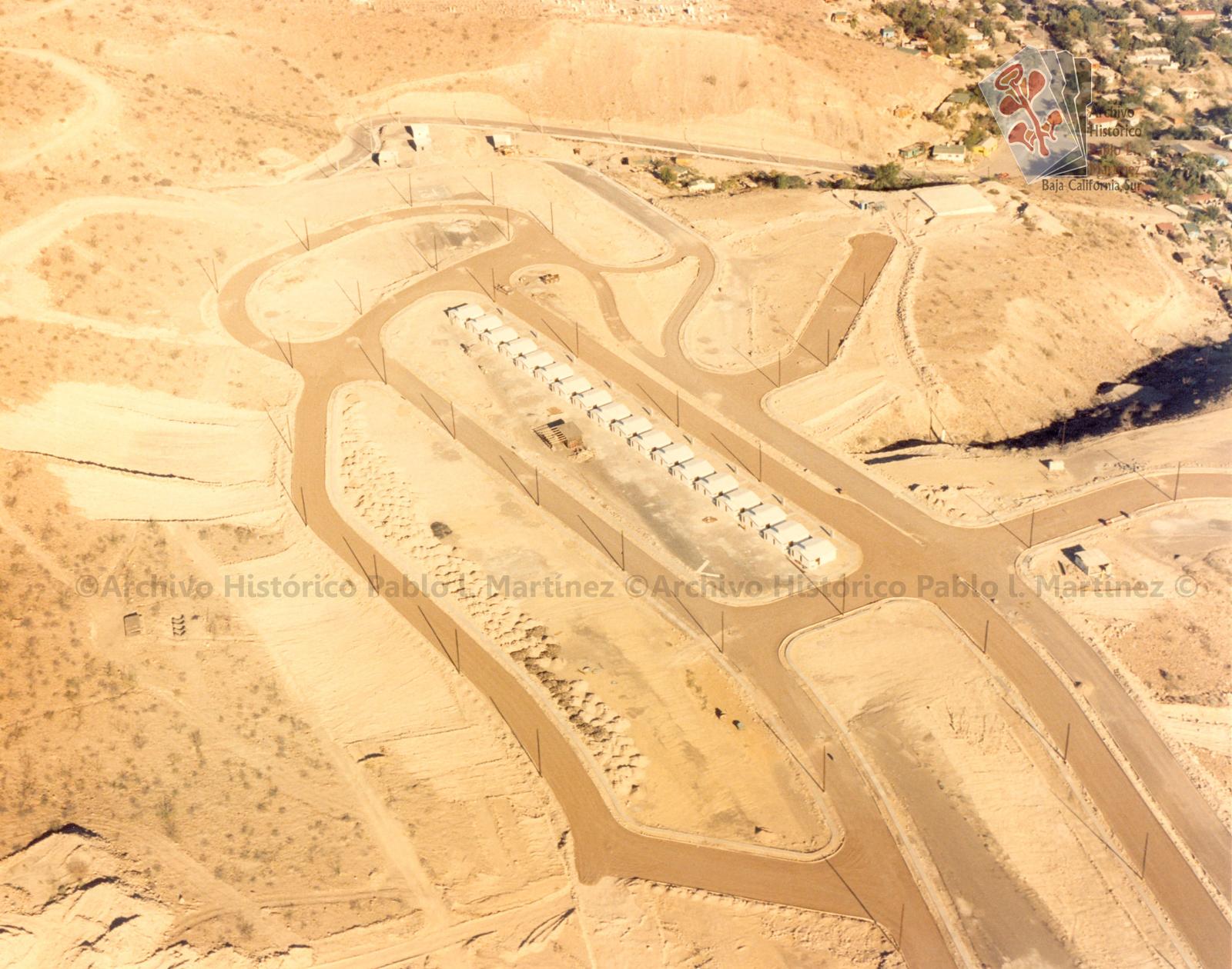 Vista aérea de un conjunto habitacional recién construido.