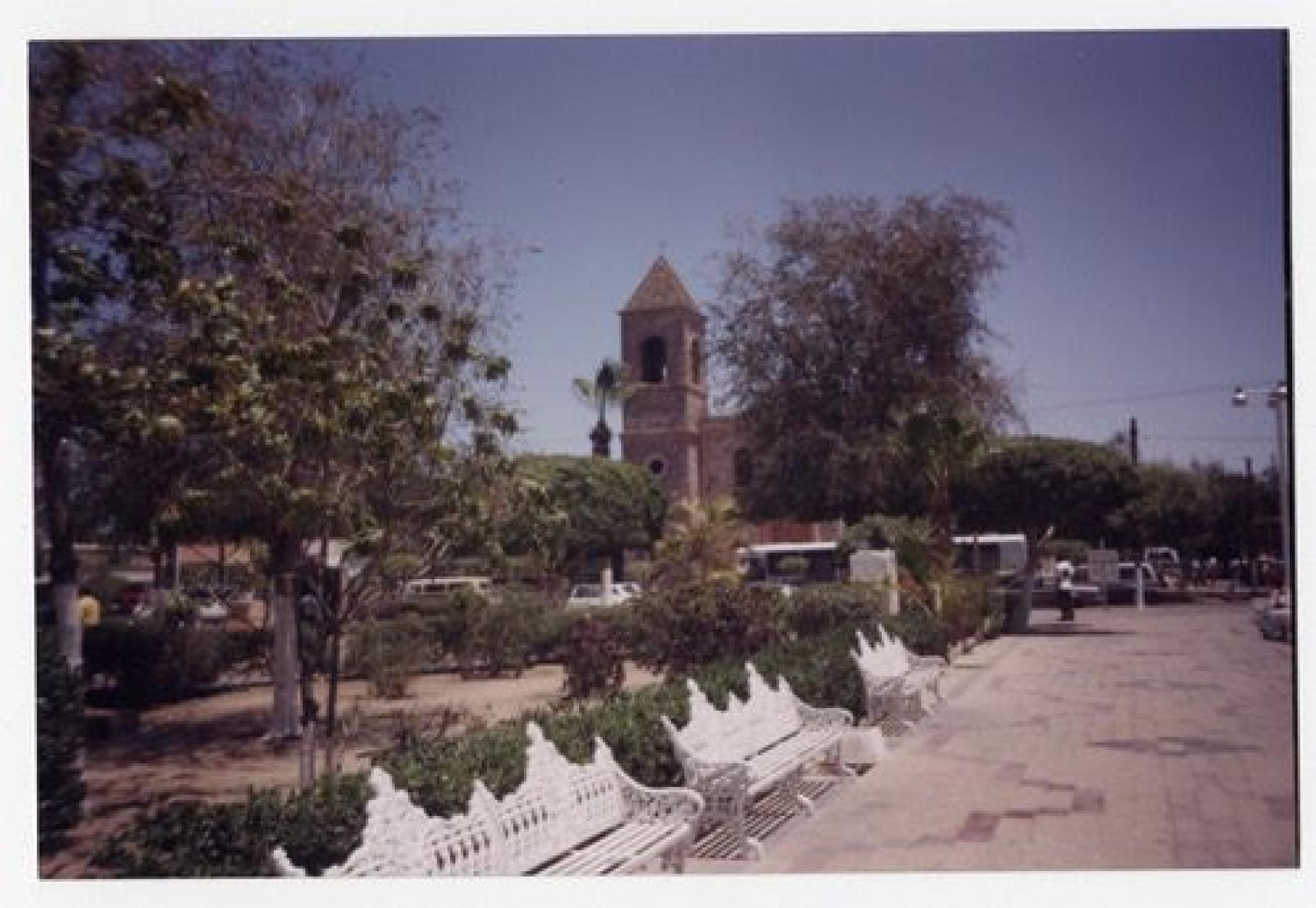 Vista al Jardín Velasco y a la Catedral de Nuestra Señora del Pilar.