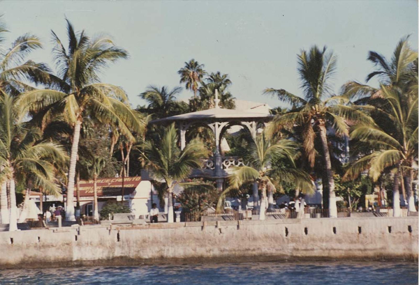 Vista al kiosco del puerto de La Paz, Baja California Sur.