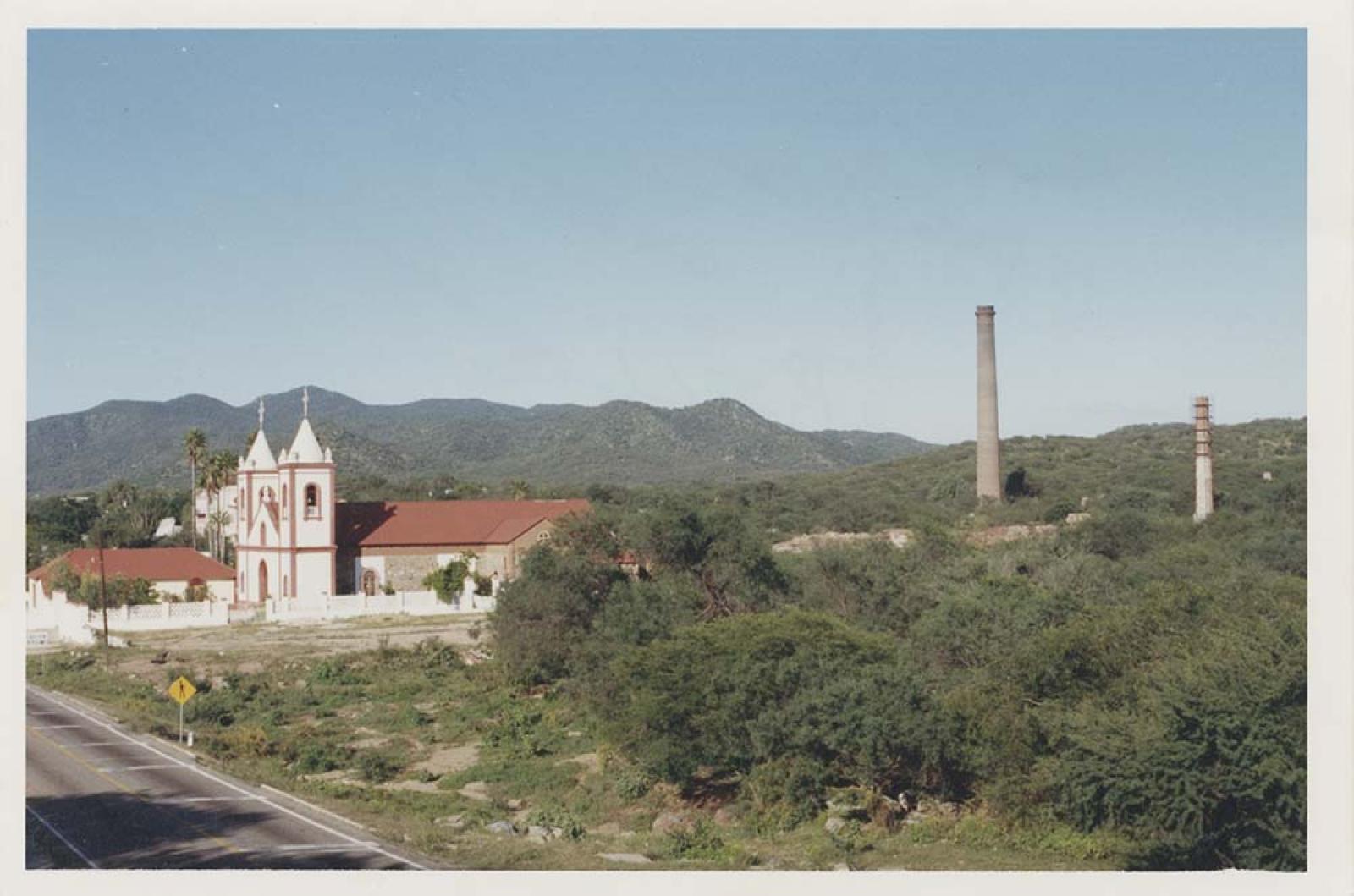 Vista al templo y a las chimeneas del pueblo El Triunfo, Baja California Sur.