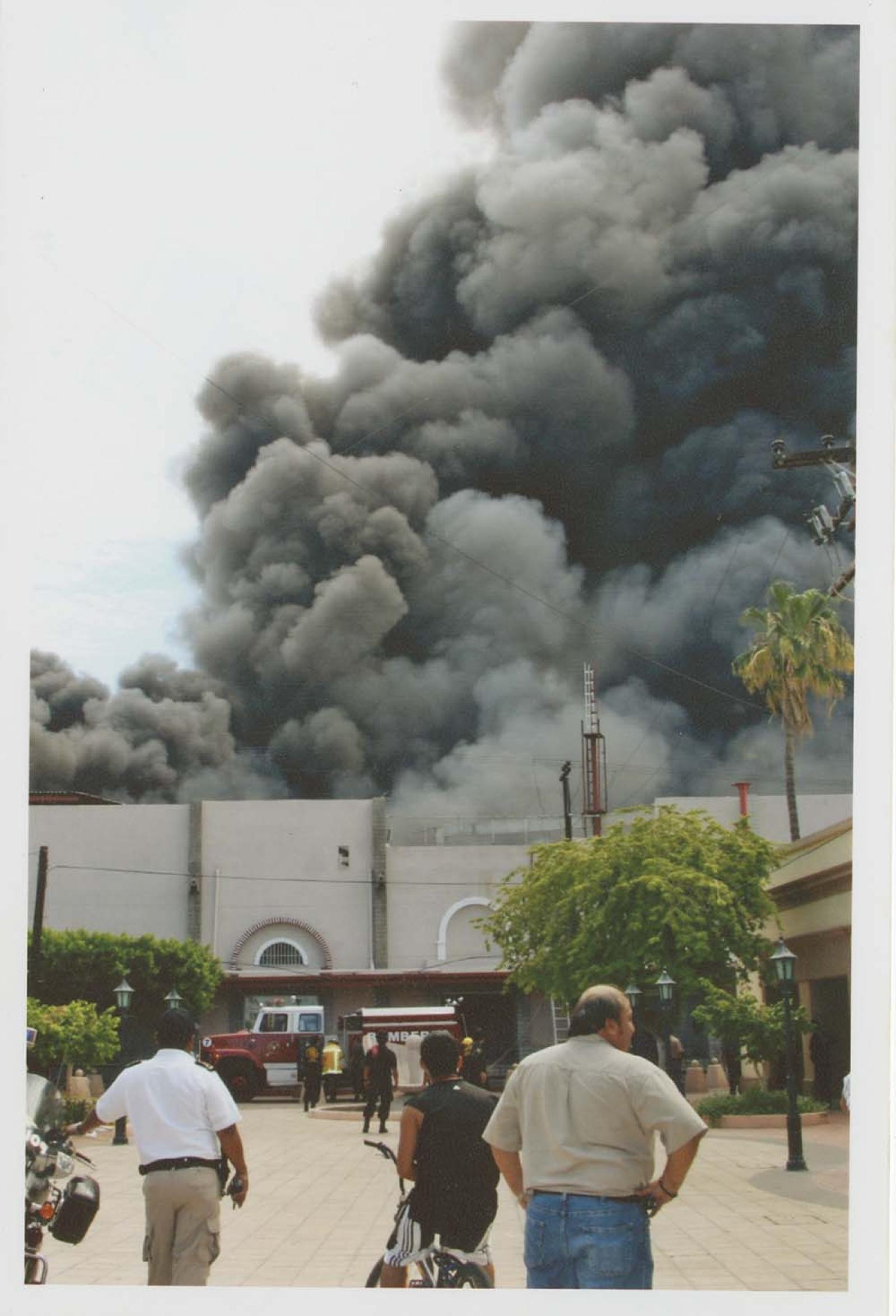 Vista de incendio de La perla de La paz, desde Callejón de los Artesanos.