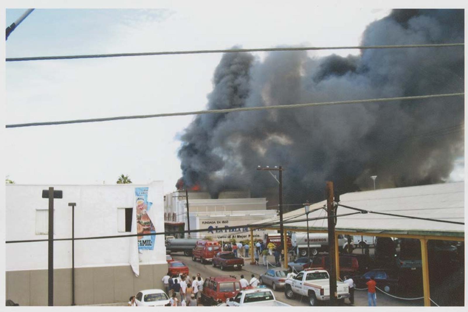 Vista de incendio de La perla de La paz, desde la calle Lerdo.