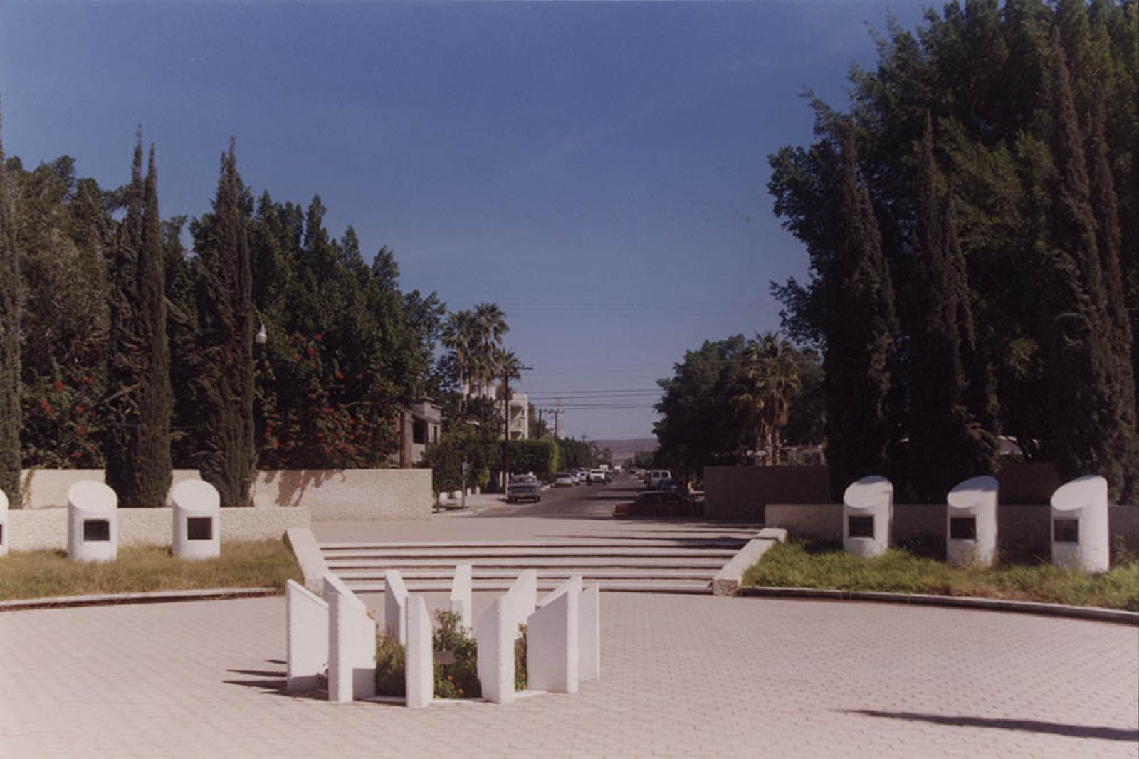Vista de la Rotonda de los Hombres Ilustres, hacia la calle Valentín Gómez Farías.