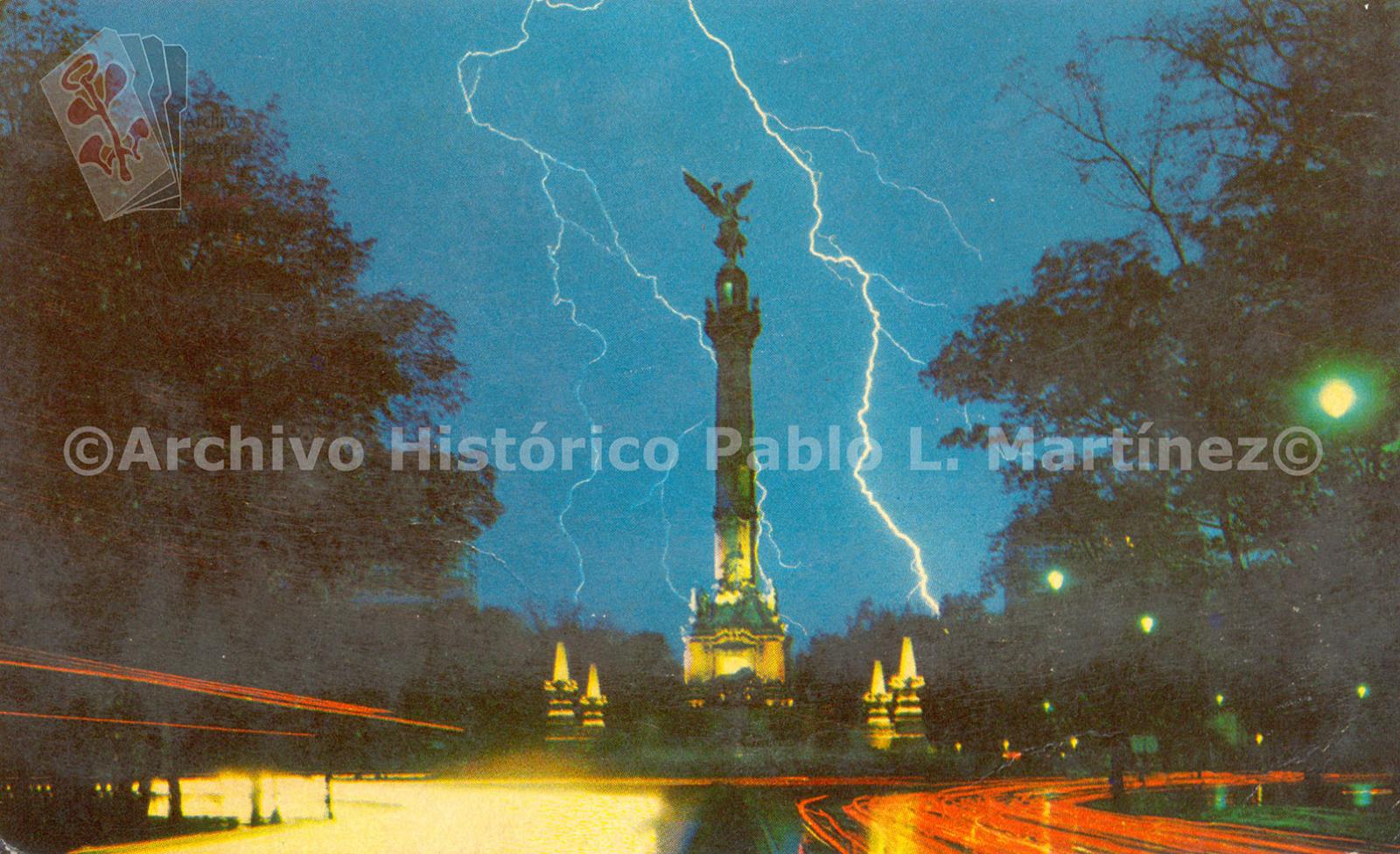 Vista de noche al monumento de la Independencia, México, Distrito Federal.