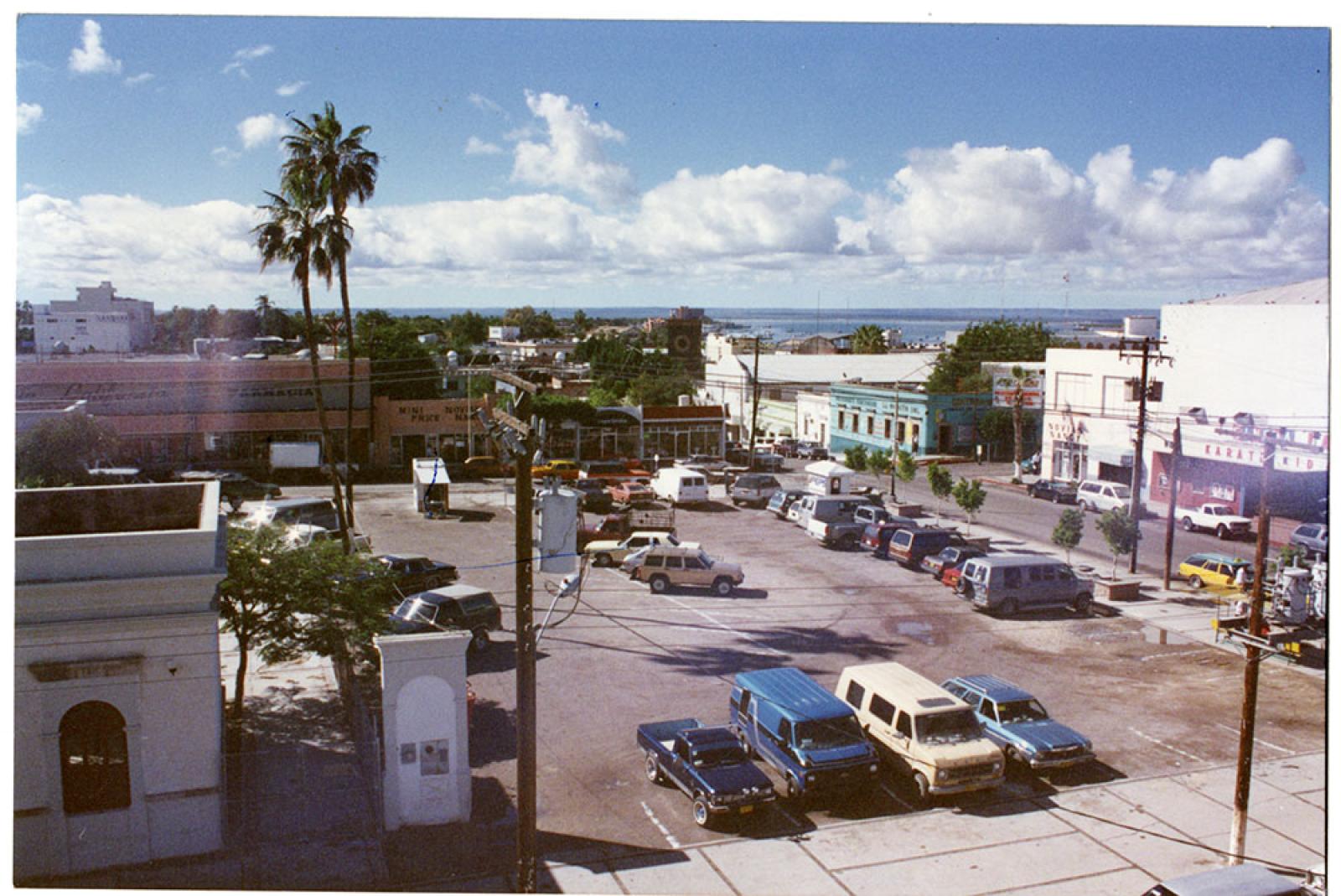 Vista del estacionamiento de la antigua Casa de Gobierno, La Paz.