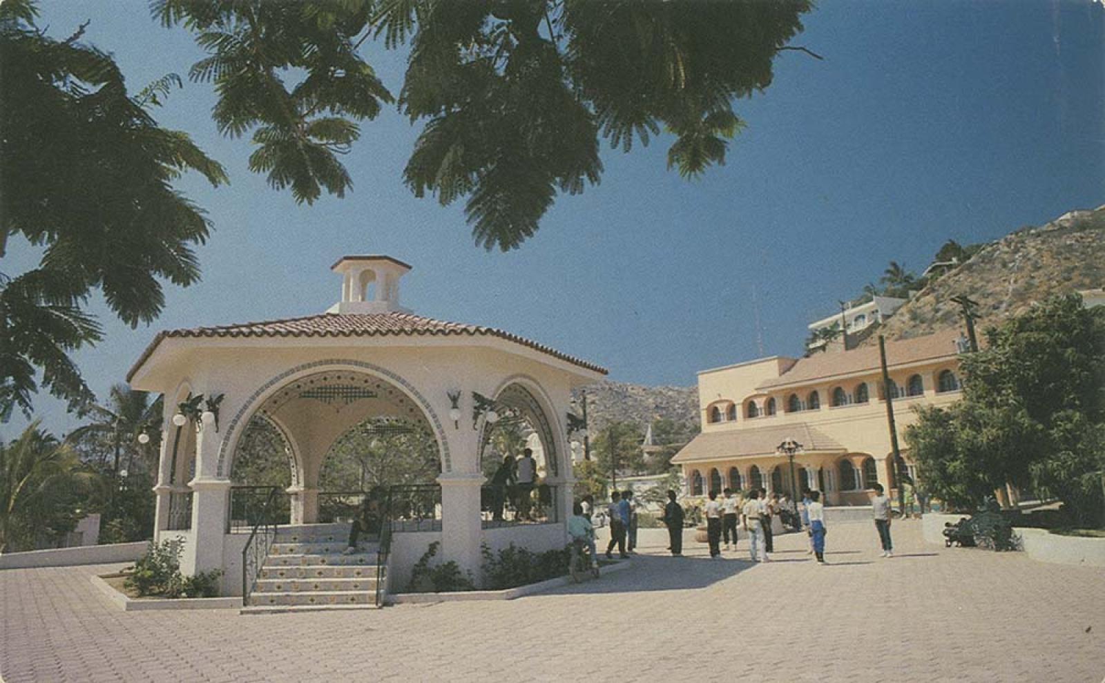 “Vista del pintoresco kiosco de San Lucas, ubicado en la plazuela central del pueblo”.