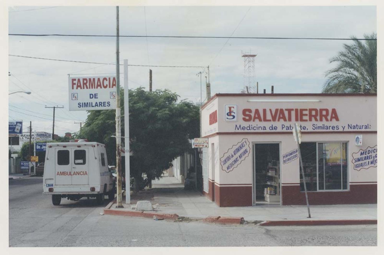 Vista exterior de la farmacia Salvatierra, ubicada entre las calles Nicolás Bravo y Josefa Ortiz de Domínguez.