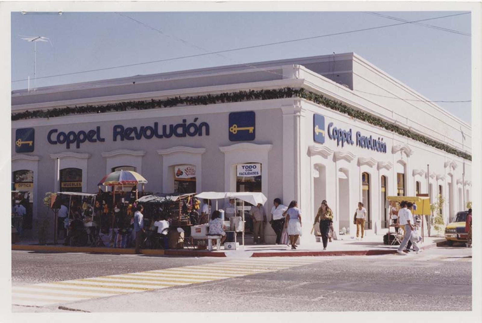 Vista exterior de la tienda departamental Coppel, sucursal Revolución, en la ciudad de La Paz.