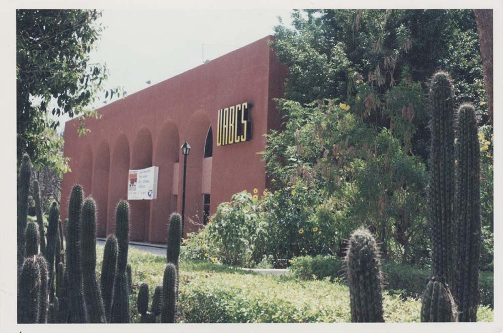 Vista exterior del Edificio Central de la Universidad Autónoma de Baja California Sur.