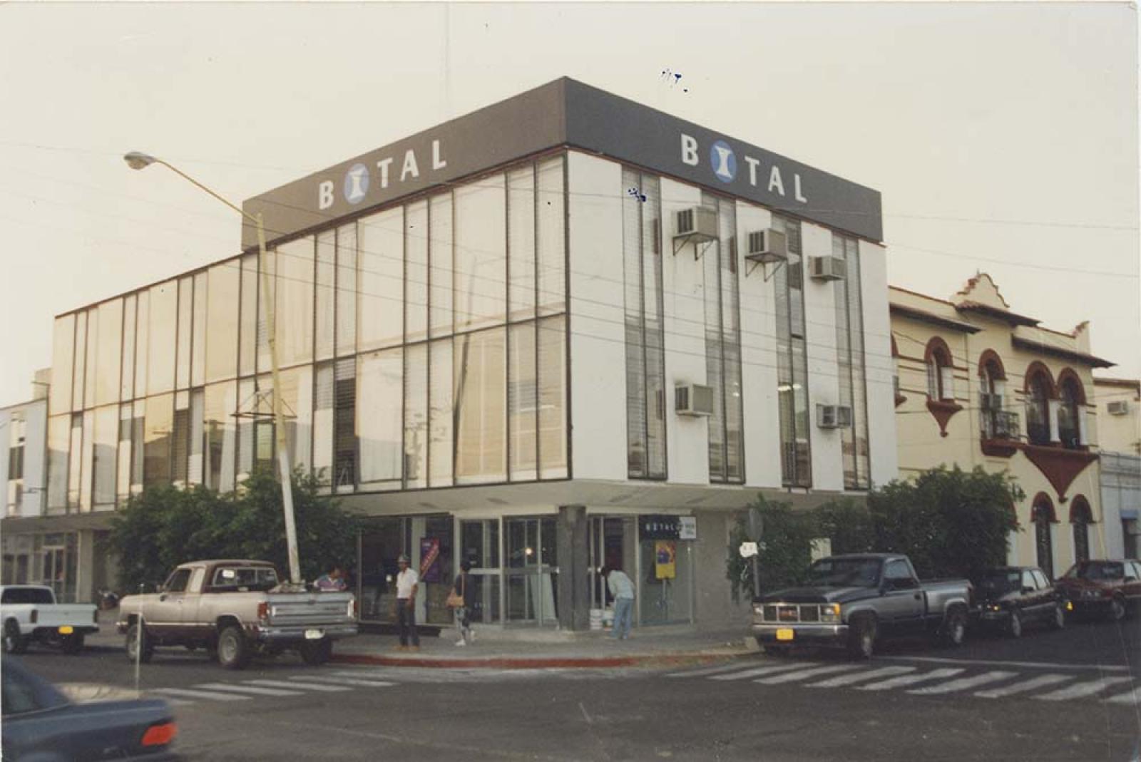 Vista exterior del edificio del banco Bital, sobre las calles 5 de Mayo y Francisco I. Madero. La Paz, Baja California Sur.