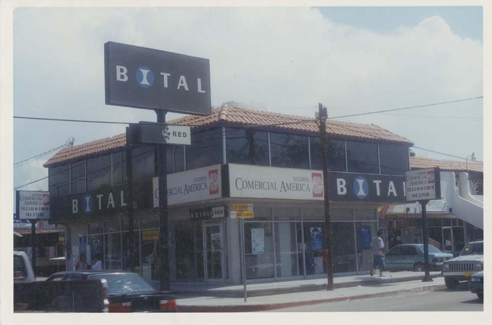 Vista exterior del edificio del banco Bital y Comercial América.