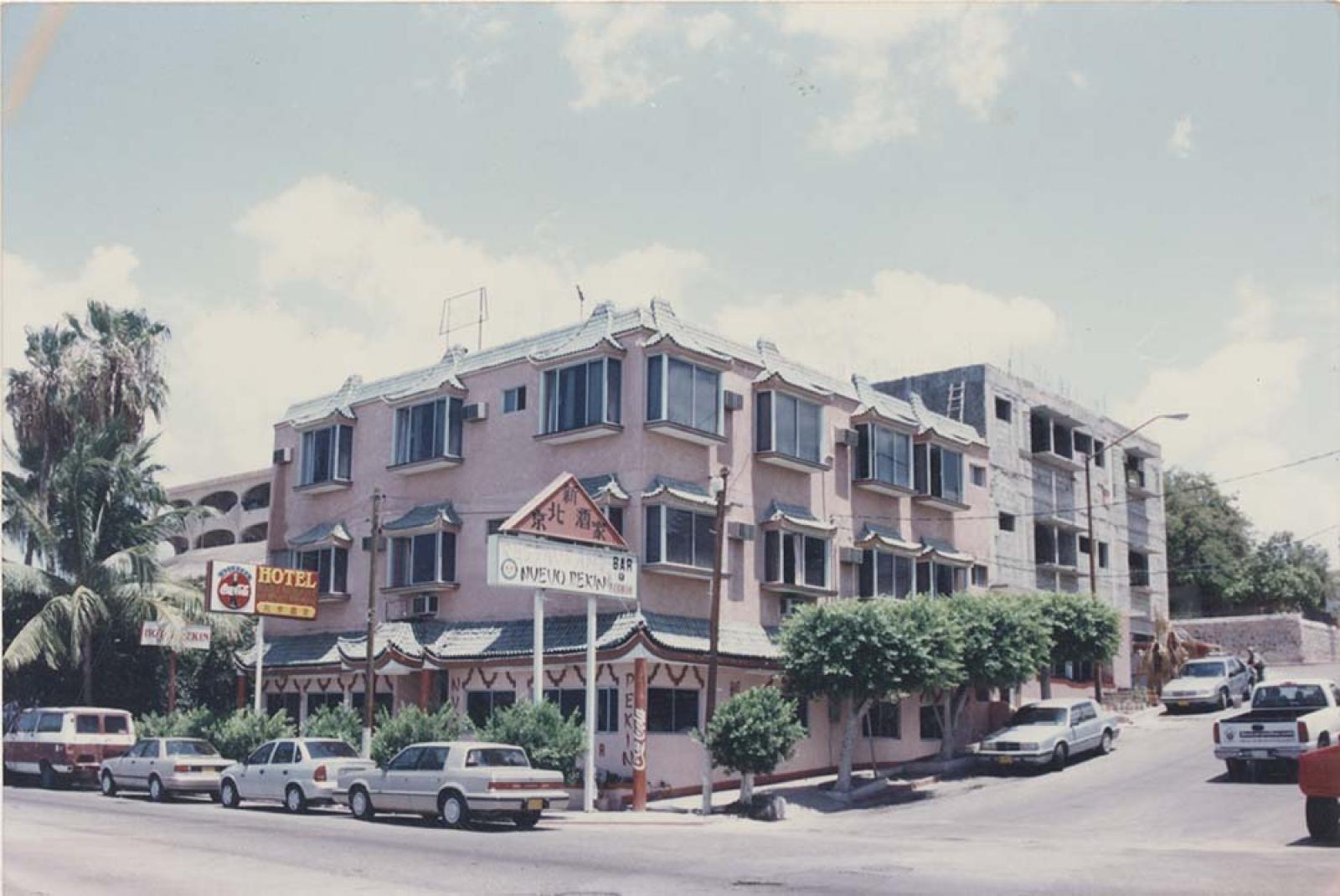 Vista exterior del Hotel Nuevo Pekín, ubicado sobre la calle Álvaro Obregón en la ciudad de La Paz, Baja California Sur.