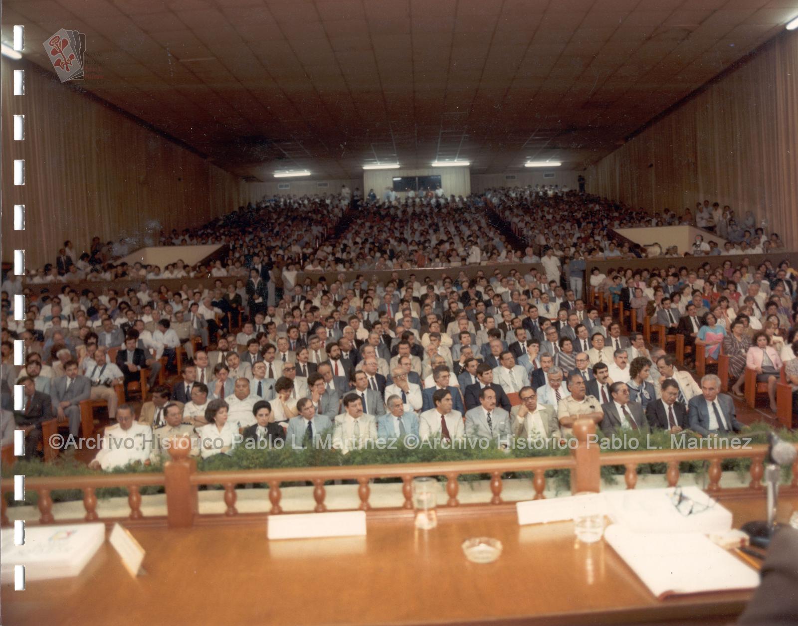 Vista frontal de auditorio en informe de gobierno de Alberto Andrés Alvarado Arámburo.