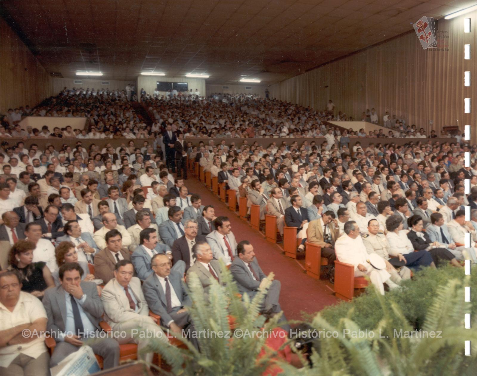 Vista frontal de auditorio en informe de gobierno de Alberto Andrés Alvarado Arámburo.