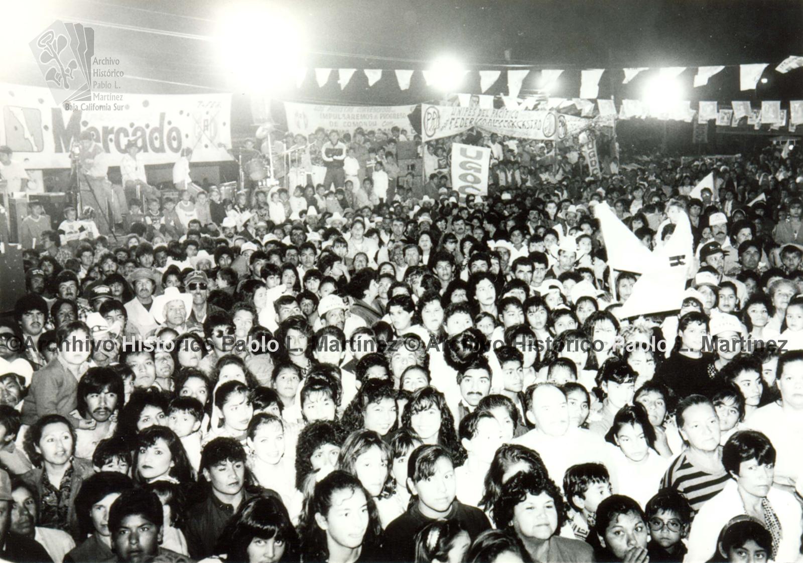 Vista general de asistentes al mitin de campaña electoral de Guillermo Mercado Romero como candidato a gobernador de Baja California Sur, en el municipio de Comondú.