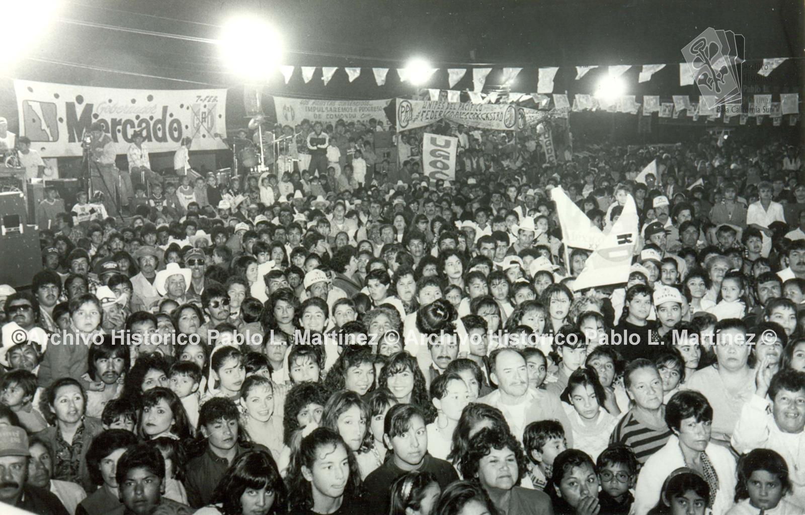 Vista general de asistentes al mitin durante la campaña electoral de Guillermo Mercado Romero como candidato a gobernador de Baja California Sur, en Comondú
