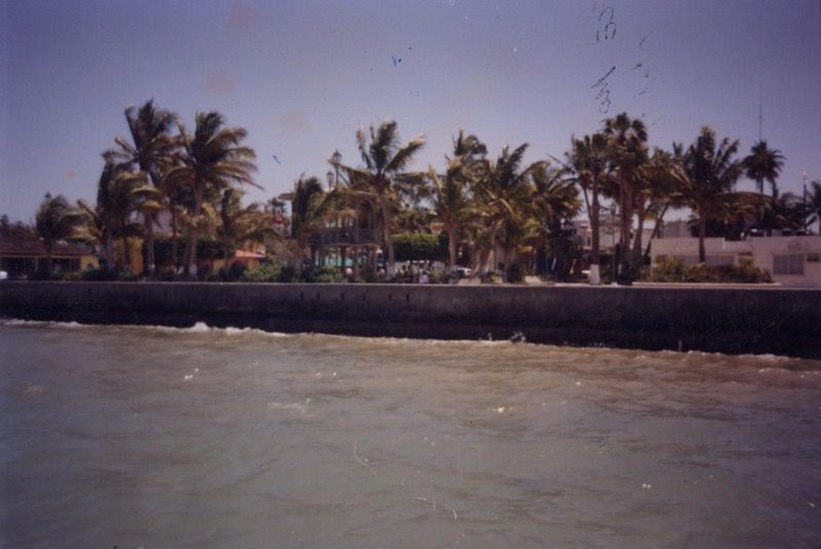 Vista hacia el kiosco del malecón de La Paz.