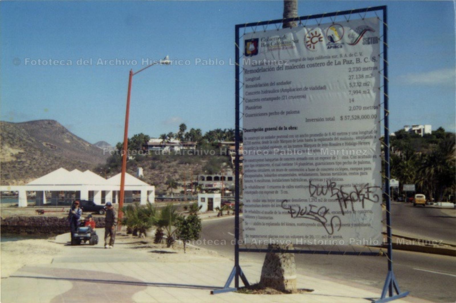 Vista hacia el mercado de Los Pescadores y la carretera Escénica, La Paz.