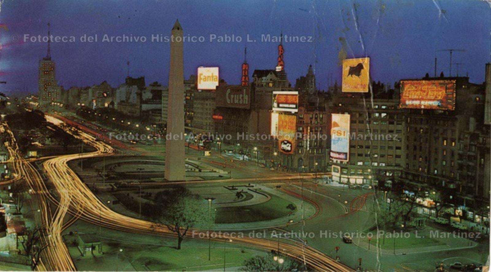 “Vista nocturna del Obelisco, Buenos Aires, Argentina”.