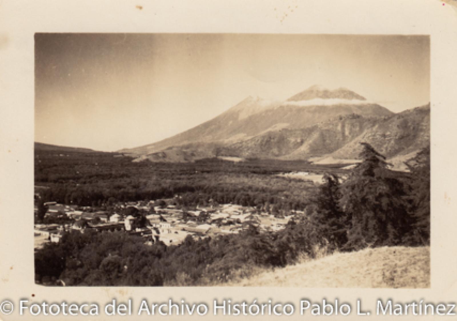 “Vista parcial de La Antigua: volcanes de Fuego y Ocatenango, Guatemala”.