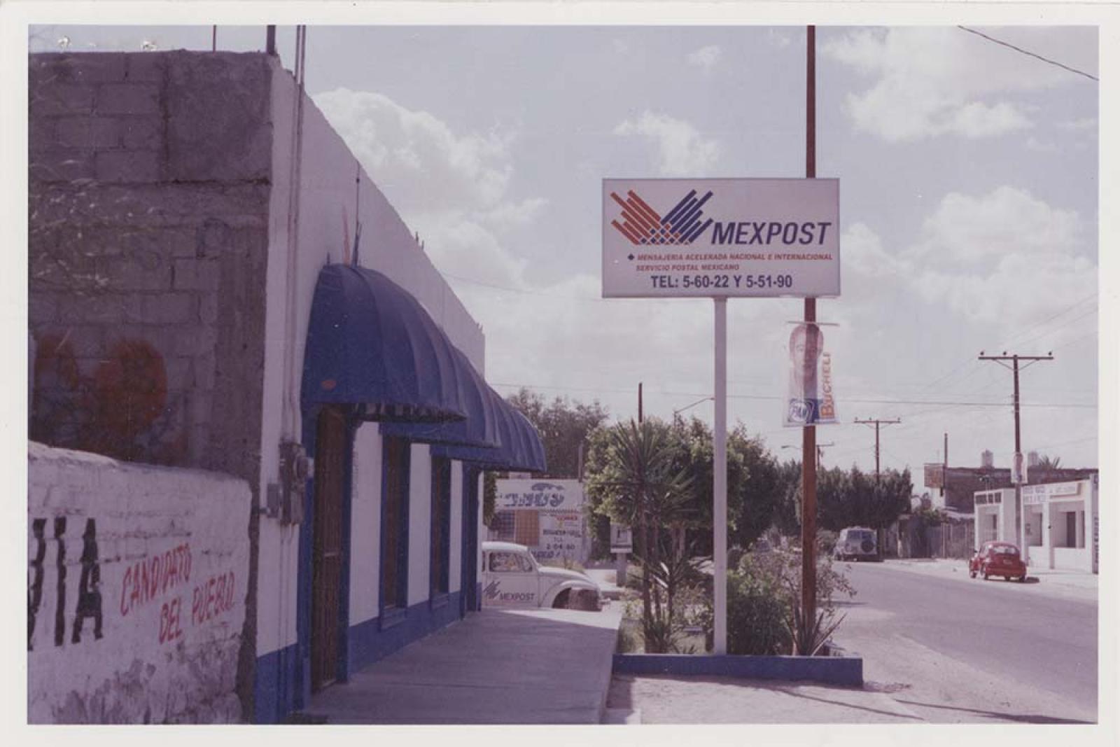 Vista parcial del edificio de empresa de mensajería Mexpost.