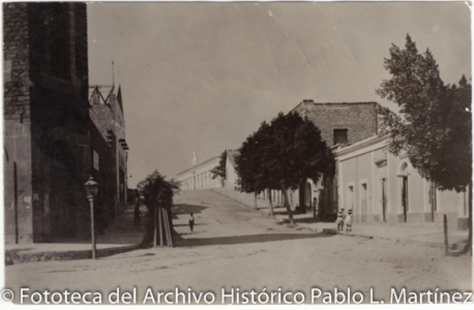“Vista parcial lateral del Palacio Municipal” y teatro “Juárez”.