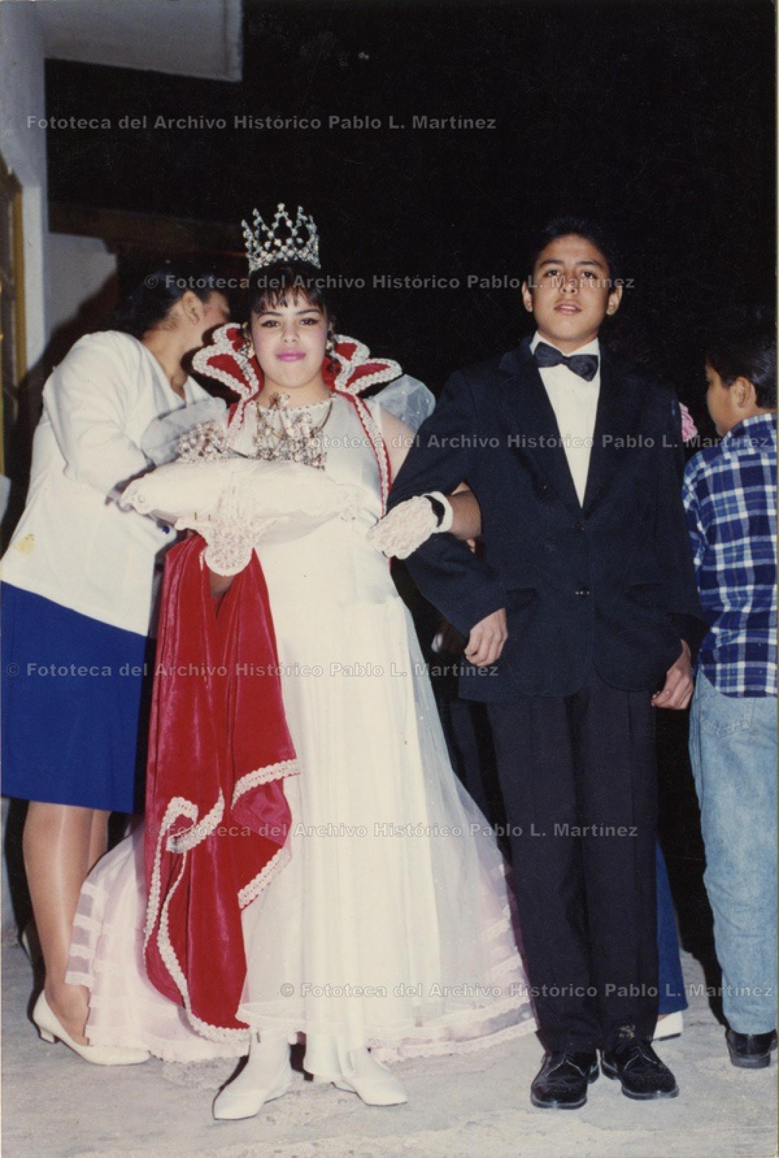 Viviana Aguayo Ozuna, reina de belleza, acompañada por Eduardo Tejeda.