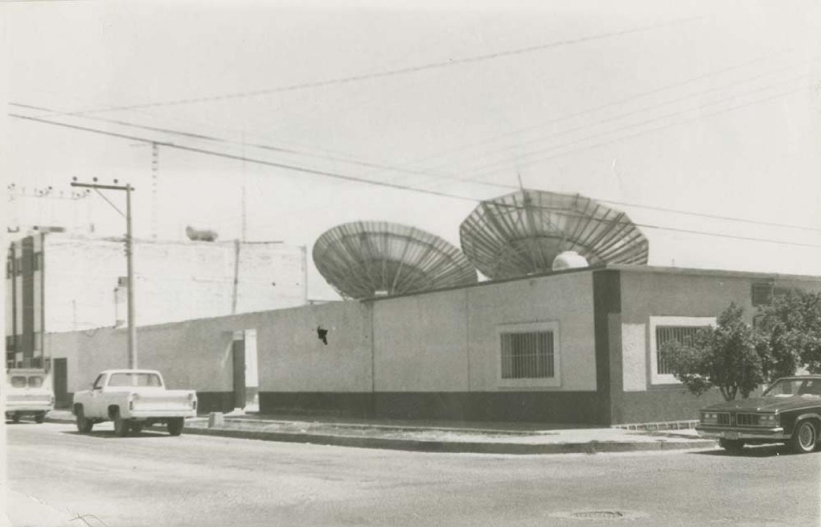 Vivienda con antenas parabólicas.