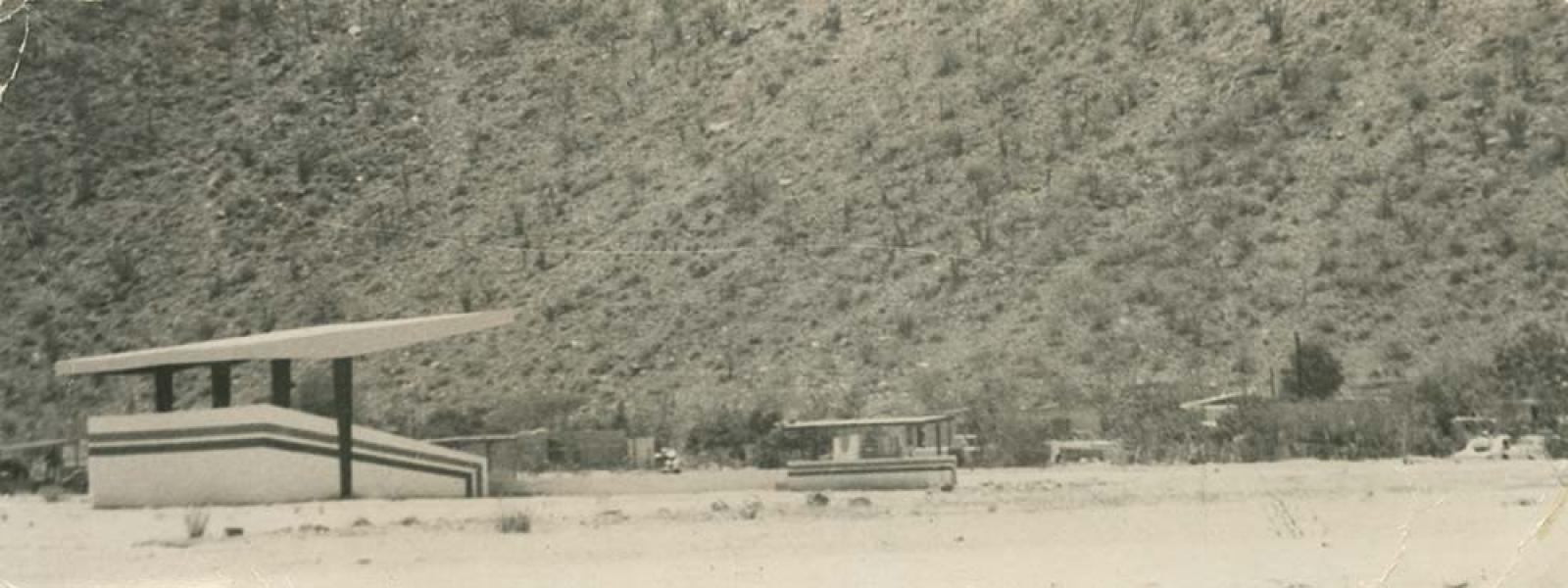 Viviendas y gradas, en faldas de cerro.