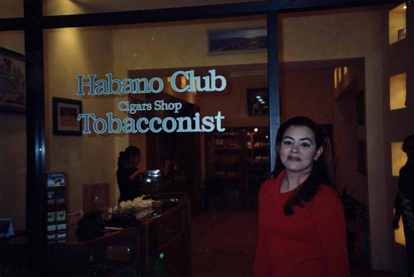 “Yessica, linda secretaria” en la tienda de cigarros Habano Club.