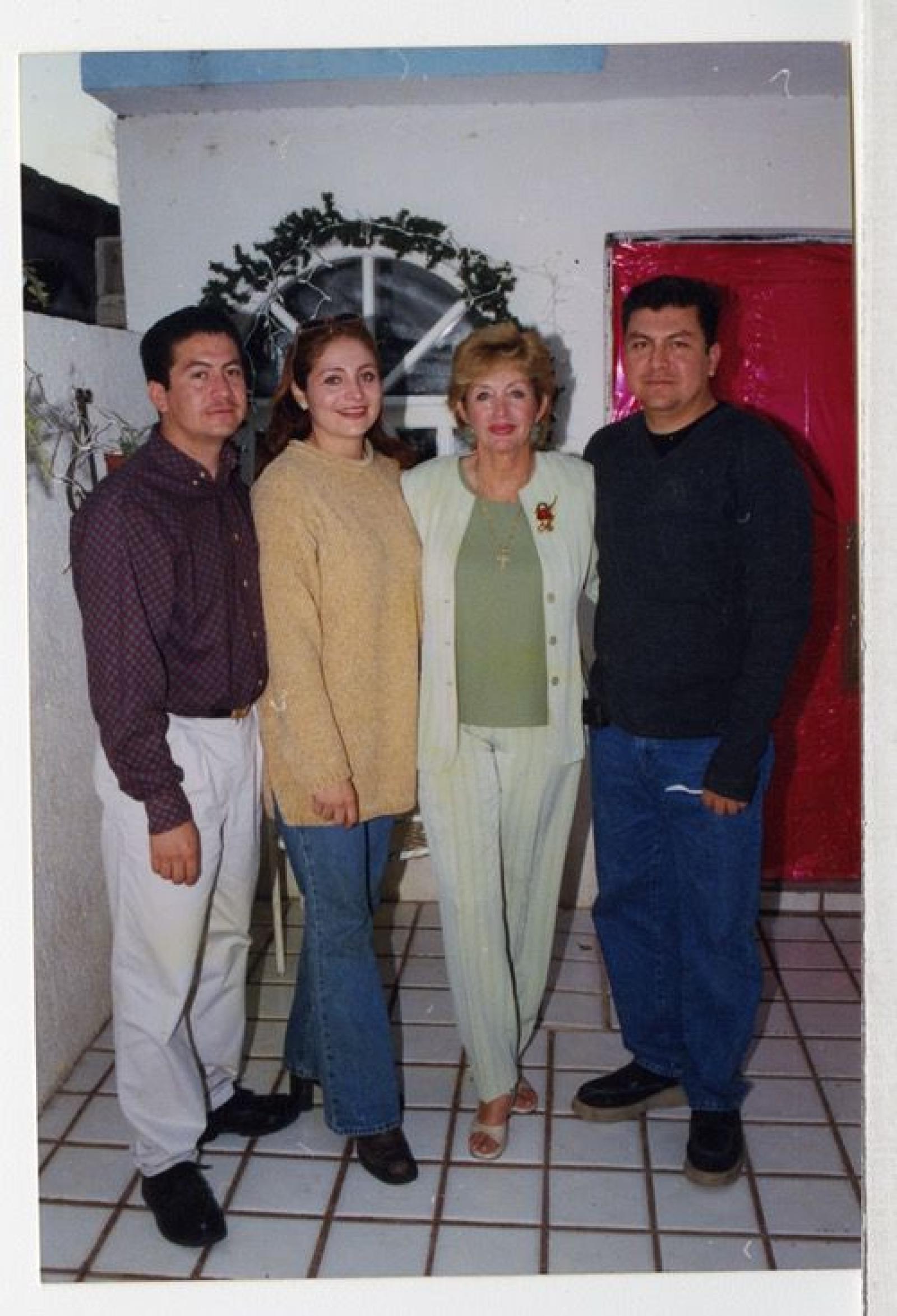 Yolanda Chávez, Armando, Anabel y Fernando Vásquez Chávez, retrato de grupo.