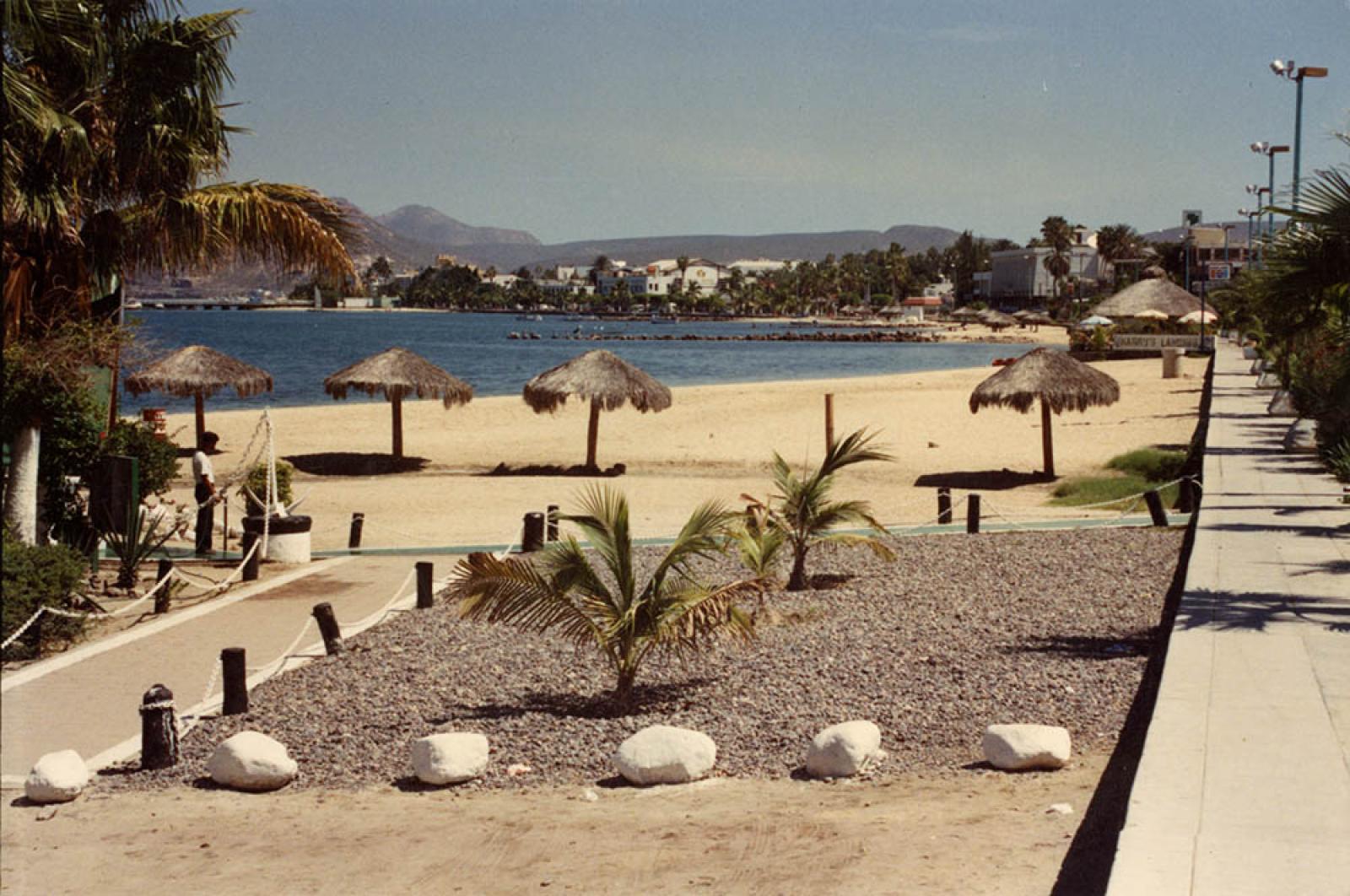 Zona de palapas en malecón de La Paz.